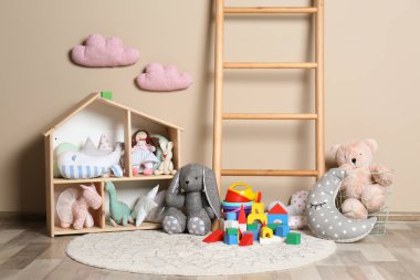 Kat renk duvarın üstünde farklı çocuk toys
