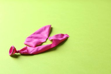 Renk arka plan, metin için yer üzerinde patlamış balon