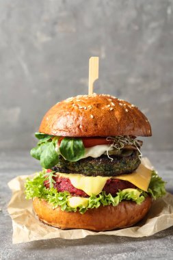 Pancar ve falafel köftesi masada vejetaryen burger