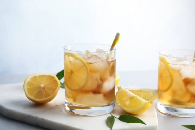 Limonata buz küpleri ve meyve renk arka plan karşı masada