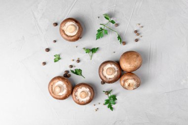 Gri arka plan üzerinde taze champignon mantarlı düz yatıyordu kompozisyon