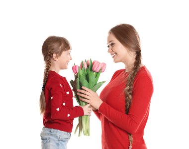 Mutlu anne ve kızı ile çiçek buketi beyaz arka plan üzerinde. Dünya Kadınlar günü