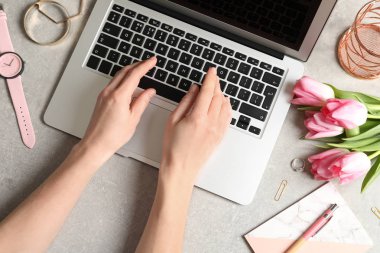 Masada, üstten görünüm laptop ile çalışan kadın