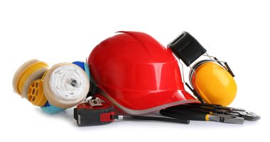 Beyaz arka plan üzerinde inşaat araçları ile kompozisyon