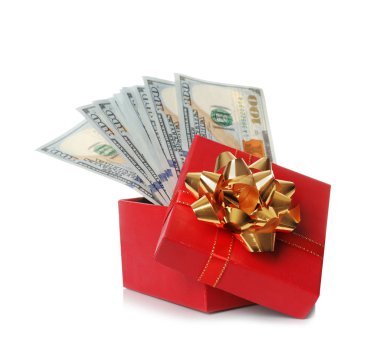 Hediye kutusu beyaz arka plan üzerinde doları banknot ile
