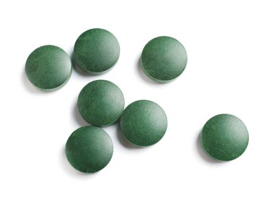 Beyaz arka planda, üstten görünüm Spirulina tabletleri. Sağlıklı yaşam tarzı