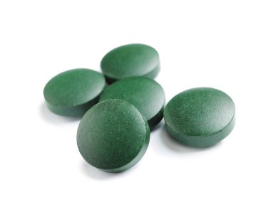 Beyaz arka plan üzerinde Spirulina tabletleri. Sağlıklı yaşam tarzı