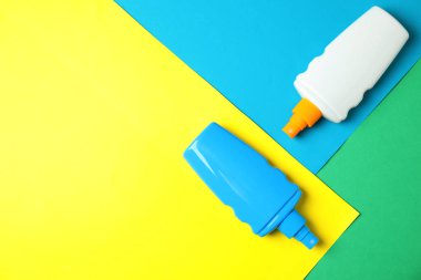 Krem renk arka plan, metin için yer ile üstten görünüm üzerinde güneş koruma şişe vücut