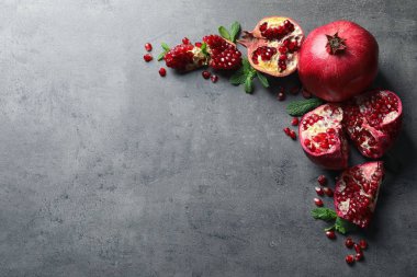 Olgun nar ve gri arka plan, üstten görünüm üzerinde metin için yer ile kompozisyon