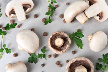 Gri arka plan üzerinde taze champignon mantarlı düz yatıyordu kompozisyon
