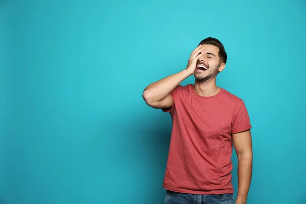 Joven Guapo Riéndose Contra Fondo Color Espacio Para Texto — Foto de Stock