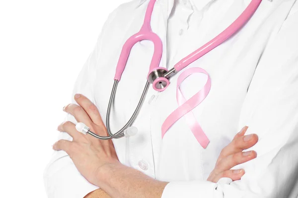 Médico Femenino Con Cinta Rosa Estetoscopio Sobre Fondo Blanco Primer — Foto de Stock