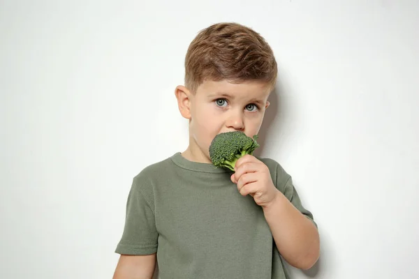 Bedårande Liten Pojke Äter Broccoli Vit Bakgrund — Stockfoto