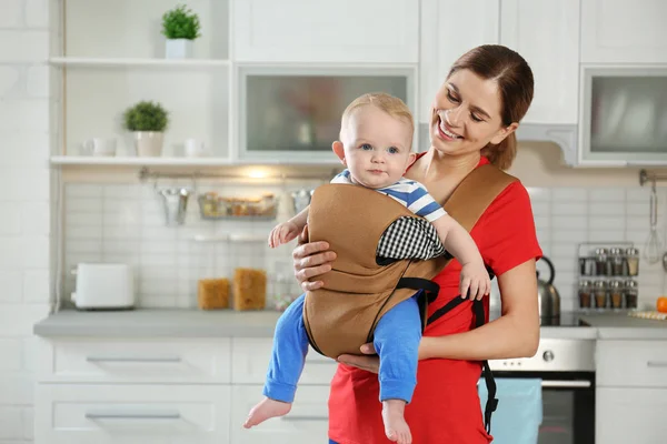 Vrouw Met Haar Zoon Draagzak Thuis Ruimte Voor Tekst — Stockfoto