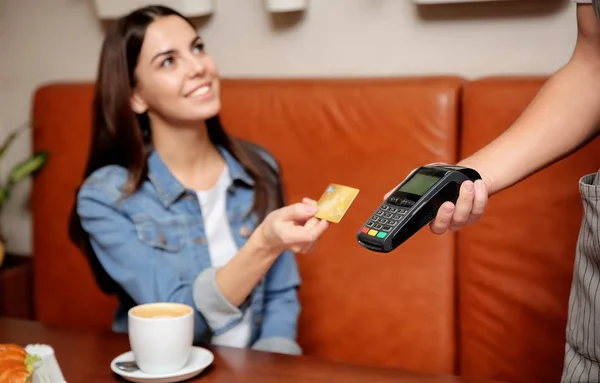 Vrouw Met Behulp Van Terminal Voor Credit Card Betaling Café — Stockfoto