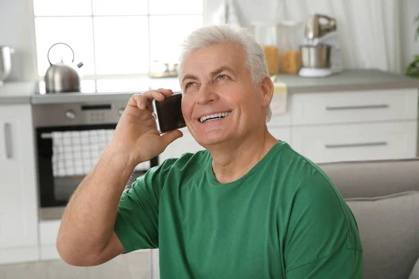 Evde Telefonla Konuşurken Gülen Olgun Adam — Stok fotoğraf