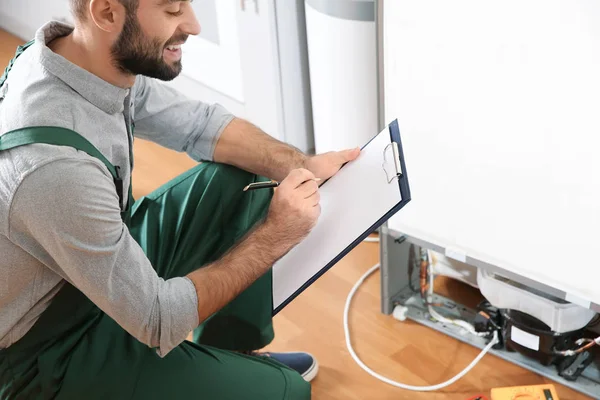 Male Technician Clipboard Examining Refrigerator Indoors — Stock Photo, Image