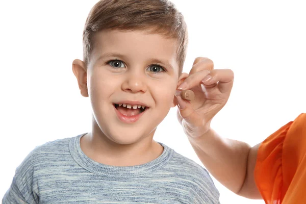 Rijpe Vrouw Weinig Kleinzoon Van Oor Hoortoestel Aanbrengend Witte Achtergrond — Stockfoto