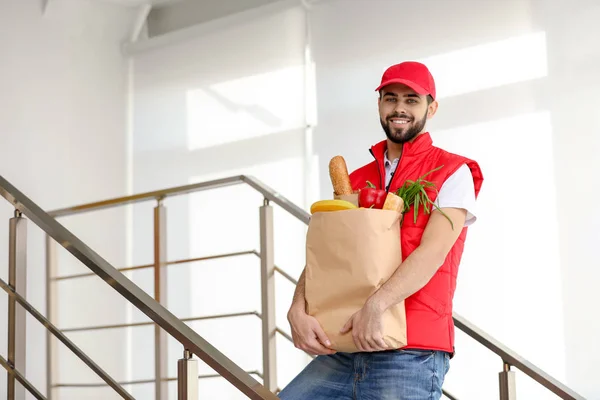 Muž Který Držel Papírový Sáček Čerstvými Produkty Schodiště Prostor Pro — Stock fotografie