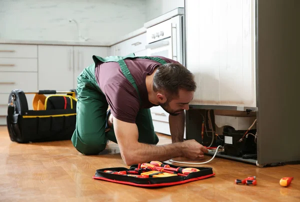 Manliga Tekniker Uniform Reparera Kylskåp Inomhus — Stockfoto