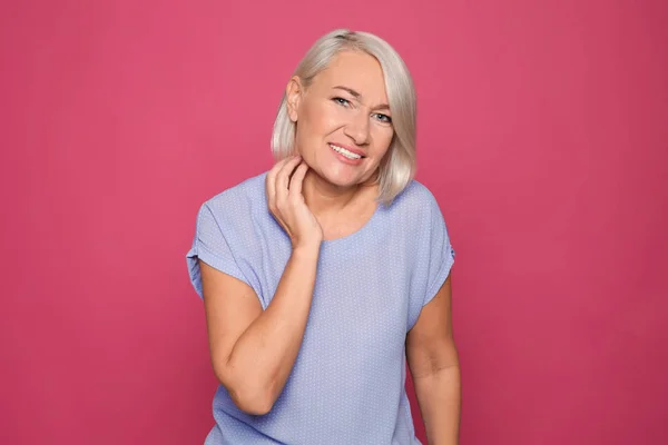 Mature Woman Scratching Neck Color Background Annoying Itch — Stock Photo, Image