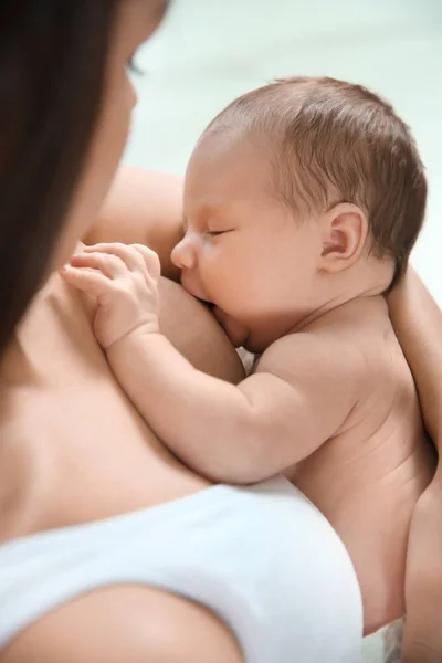 Genç Kadın Anne Sütü Bebeği Açık Renkli Closeup Üzerinde — Stok fotoğraf