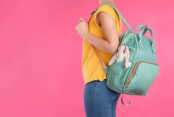 Mulher Com Mochila Maternidade Para Acessórios Bebê Fundo Cor Close — Fotografia de Stock