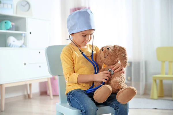 Lindo Niño Imaginándose Mismo Como Médico Mientras Juega Con Estetoscopio —  Fotos de Stock