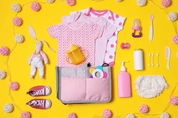 Lägenheten Låg Sammansättning Med Baby Tillbehör Och Moderskap Väska Färgbakgrund — Stockfoto