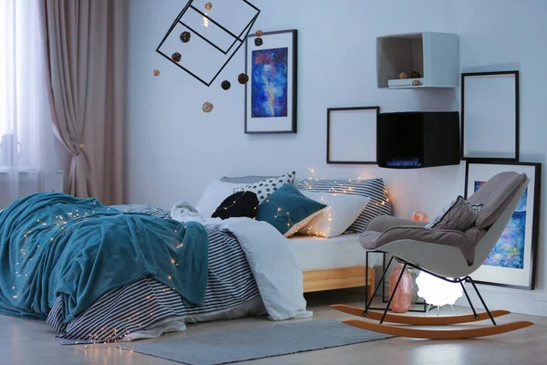 Stijlvolle Kamer Interieur Met Comfortabele Bed Decor — Stockfoto