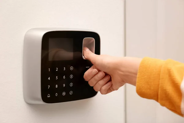 Mujer Escaneando Huellas Dactilares Sistema Alarma Interiores Primer Plano —  Fotos de Stock