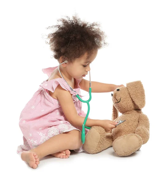 Criança Afro Americana Bonito Imaginando Como Médico Enquanto Brincava Com — Fotografia de Stock