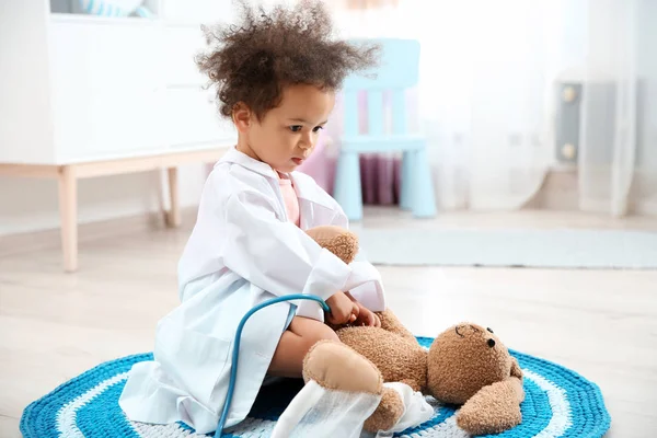 Söt African American Barn Inbillar Sig Själv Som Läkare Medan — Stockfoto