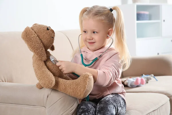Söta Barn Inbillar Sig Själv Som Läkare Medan Spelar Med — Stockfoto