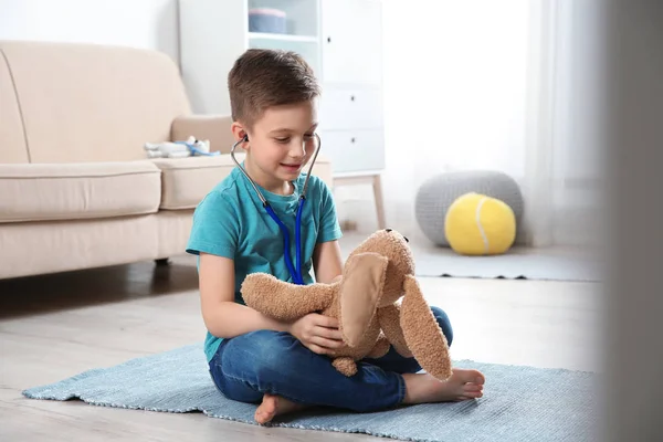 Şirin Çocuk Kendini Doktor Olarak Stetoskop Oyuncak Tavşan Ile Evde — Stok fotoğraf