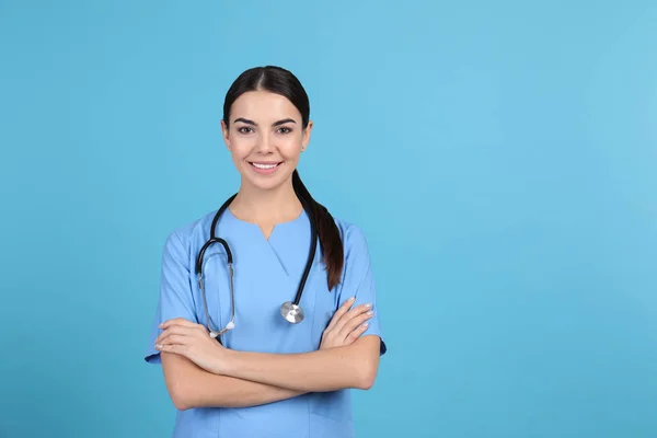 Portret Asystenta Medycznego Stetoskop Kolor Tła Miejsca Tekst — Zdjęcie stockowe