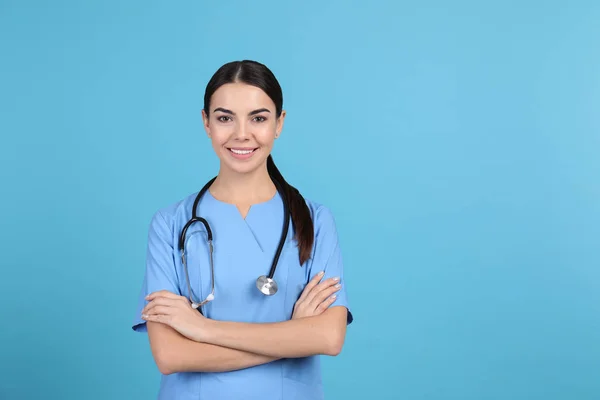 Portrait Assistant Médical Avec Stéthoscope Sur Fond Couleur Espace Pour — Photo