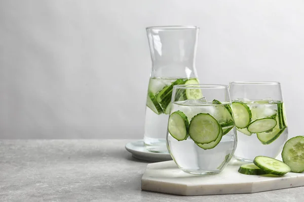 Agua Fresca Pepino Cristalería Sobre Mesa Sobre Fondo Claro Espacio —  Fotos de Stock