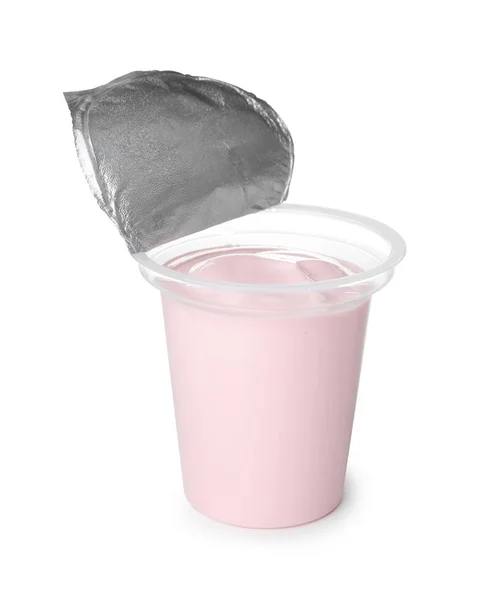 塑料杯与奶油酸奶在白色背景 — 图库照片