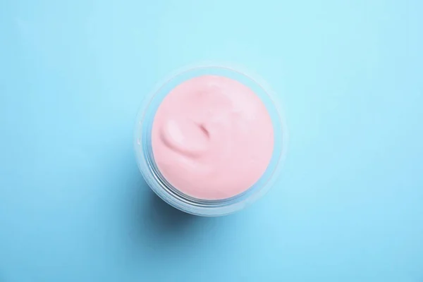 Tazza Plastica Con Yogurt Cremoso Sfondo Colore Vista Dall Alto — Foto Stock
