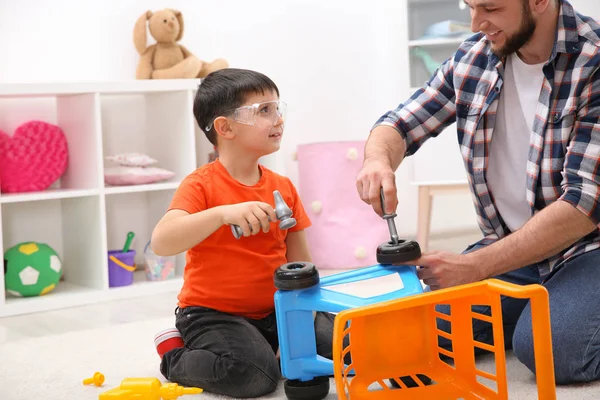 Man Zijn Kind Als Reparateur Spelen Met Speelgoed Kar Thuis — Stockfoto