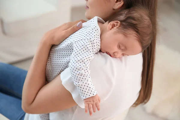 Mujer Sosteniendo Bebé Durmiendo Casa Primer Plano — Foto de Stock