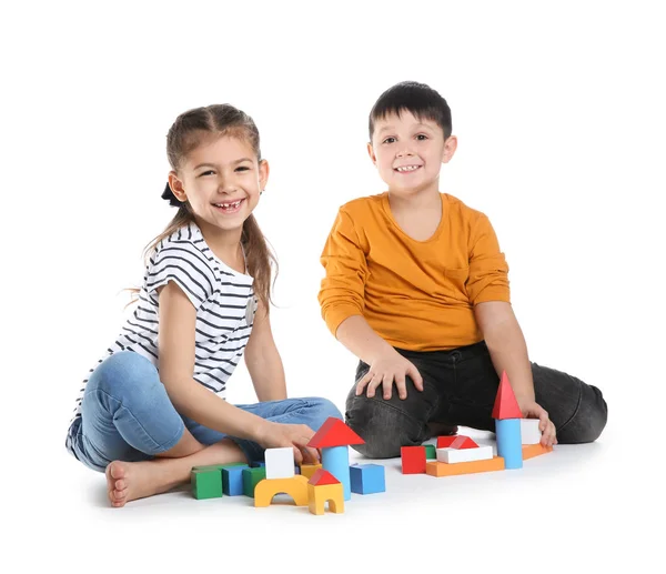 Lindos Niños Jugando Con Bloques Colores Sobre Fondo Blanco — Foto de Stock