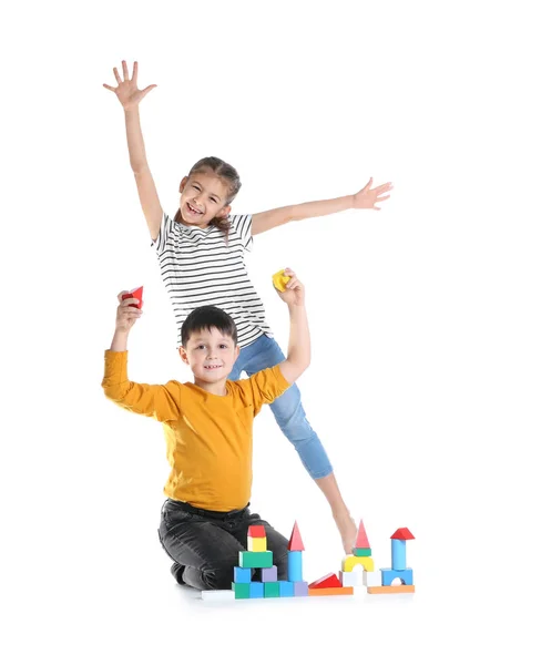 Leuke Kinderen Spelen Met Kleurrijke Blokken Witte Achtergrond — Stockfoto