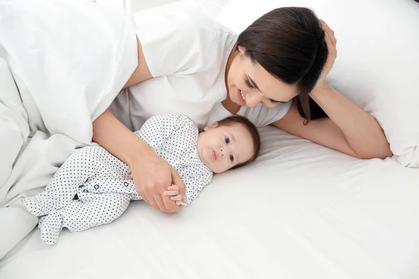 Glückliche Frau Mit Ihrem Süßen Baby Auf Dem Bett — Stockfoto