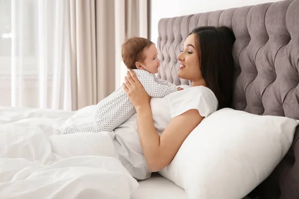 Mujer Feliz Con Lindo Bebé Cama — Foto de Stock