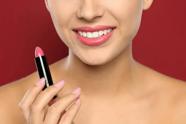 Mujer Joven Aplicando Lápiz Labial Sobre Fondo Color Primer Plano — Foto de Stock