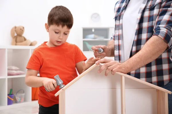 Man Zijn Kind Spelen Bouwers Met Houten Pop Huis Thuis — Stockfoto