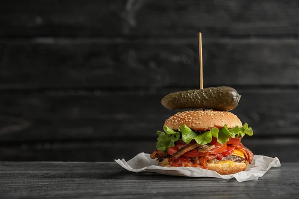 Chutné Burger Slaninou Dřevěný Stůl Prostor Pro Text — Stock fotografie