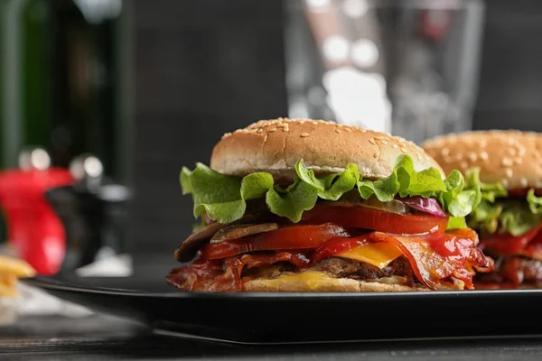 Deska Chutné Hamburgery Stole Prostor Pro Text — Stock fotografie